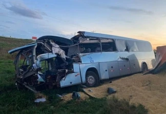 Três pessoas ficam feridas em acidente entre carro, ônibus e dois caminhões