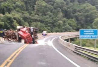 Caminhão de sucata tomba e deixa duas pessoas feridas na BR-277 em Guarapuava