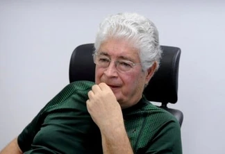 Reunião no gabinete do senador Roberto Requião (PMDB-PR) para discutir o PLS 155/2015 que modifica a Lei de Responsabilidade Fiscal para disciplinar os benefícios tributários, definindo o conceito e regulando sua instituição; prevê regras relativas à apresentação de relatórios com estimativas de perdas de receita e avaliações quanto ao alcance de metas...Participam:.senador Lindbergh Farias (PT-RJ); .senador Roberto Requião (PMDB-PR); .senadora Fátima Bezerra (PT-RN); .senadora Gleisi Hoffmann (PT-PR)...Foto: Edilson Rodrigues/Agência Senado