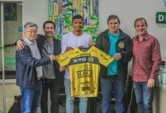 Volante Oberdan renova contrato até 2024 e será emprestado para o Figueirense