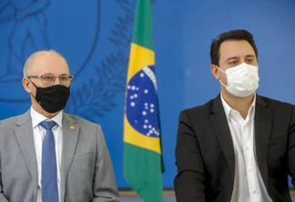 Governador Carlos Massa Ratinho Junior e diretor-geral brasileiro de Itaipu, general João Francisco Ferreira, formalização convênio para investimento de R$ 84,6 milhões em saneamento e obras de recursos hídricos.
Foto Gilson Abreu/AEN