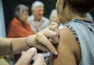 Idosos são vacinados em estação de metrô em Brasília, durante o dia D da Campanha Nacional de Vacinação contra Gripe de 2014 que começou na última terça-feira (22) vai até 9 de maio  (Marcelo Camargo/Agência Brasil)