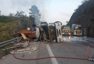 Caminhão carregado com madeira tomba na BR-101, mata casal de ciclistas e dois motociclistas