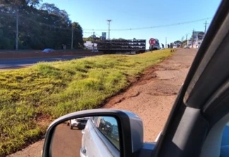 Pista da BR-277 é liberada após caminhão ficar entalado