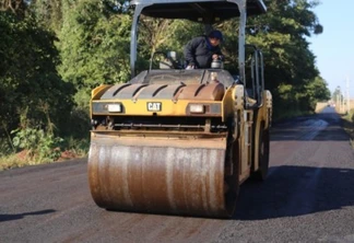 Estrada do Alto da Vista recebe serviços de pavimentação asfáltica