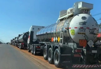 Greve de caminhoneiros no Paraguai forma fila e prejudica motoristas brasileiros