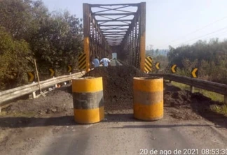 A ponte sobre o Rio da Várzea, na Rodovia Antônio Lacerda Braga (PR-427), entre a Lapa e Campo do Tenente, Região Metropolitana de Curitiba, está totalmente interditada para reparos até a próxima segunda-feira (30). Usuários do trecho devem seguir rotas alternativas, pela BR-116 ou pela BR-476.  -  Curitiba, 25/08/2021  -  Foto: DER-Paraná