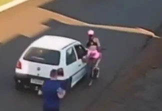 Paraná: passageiro de carro passa a mão em ciclista e a derruba; VEJA VÍDEO