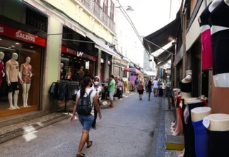 Comércio na SAARA (Sociedade de Amigos das Adjacências da Rua da Alfândega), centro da cidade.  Comércio não essencial está autorizado a reabrir a partir de hoje (9) na cidade do Rio de Janeiro depois de duas semanas fechados devido à pandemia de Covid-19.