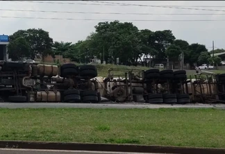 Carreta carregada com diesel tomba no Contorno Sul de Maringá