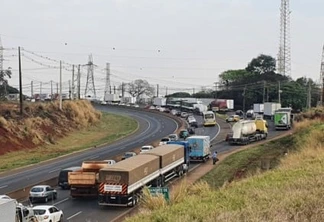 Caminhoneiros protestam até sexta, sob ameaça de parar tudo