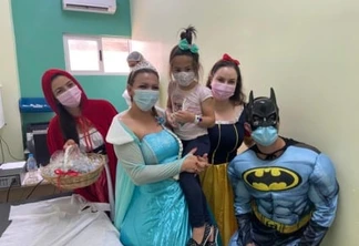 Frozen, Chapeuzinho Vermelho, Branca de Neve e Batman visitam crianças nas UPAs