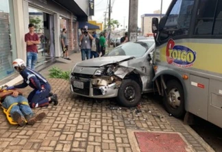 Câmera de segurança registra acidente entre van e carros na Carlos Gomes
