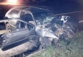 Rapaz de 18 anos morre ao bater com carro em placa de concreto