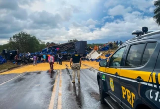 Imagens aéreas mostram acidente com dois caminhões e um carro na BR-376