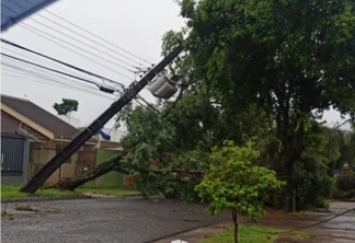 Tempestade de raios e granizo provoca estragos em Maringá