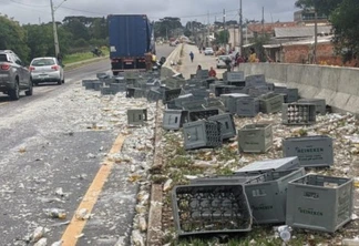 Engradados cheios de cerveja caem em cima de ciclista em São José dos Pinhais