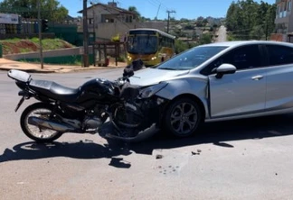 Moto fica presa em veículo após forte colisão de trânsito no Bairro Periolo em Cascavel