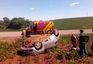 Veículo capota e idosa fica ferida em Ouro Verde do Oeste