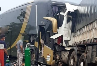 Homem morre em gravíssimo acidente com bitrem e ônibus em Rondônia