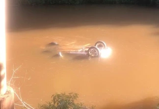 Motorista de 27 anos morre após carro cair em rio no Paraná