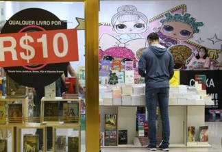 São Paulo - Lojas reabertas no Shopping Light após início da fase de transição do Plano São Paulo para combate à covid-19, que permite o funcionamento das lojas de shopping centers das 11h às 19h.