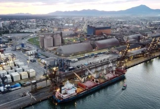 Bulk Carrier 'Discoverer' unloads U.S. soybeans at the port of Paranagua, Brazil, December 3, 2020. Picture taken December 3, 2020. Picture taken with a drone. REUTERS/Rodolfo Buhrer