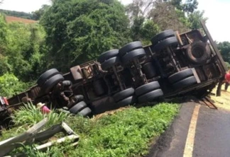 Caminhoneiro fica ferido em capotamento na PR 444 em Arapongas