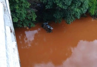 Ao desviar de caminhão tombado, Fiat Strada cai da ponte na PR-493