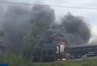Caminhões pegam fogo após forte colisão na BR-369 em Ubiratã