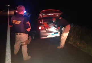 PRF prende casal paraguaio que transportava grande quantidade de maconha em carro roubado