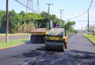 Avenida Garibaldi, na Vila A em Foz, recebe recapeamento asfáltico