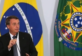 O presidente Jair Bolsonaro participa da solenidade de assinatura dos decretos do Auxílio Gás e do Programa Alimenta Brasil,  no Palácio do Planalto