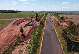 Um convênio entre Itaipu Binacional, Departamento Nacional de Infraestrutura de Transportes (DNIT) e Governo do Paraná vai garantir a execução das obras no trecho paranaense da BR-487, mais conhecida como Estrada Boiadeira. O trecho de 47 km liga os municípios Icaraíma (Porto Camargo) e Umuarama (Serra dos Dourados), no Noroeste do Paraná, e deve estar pronto até início de 2022. 19/11/2020 - Foto: Geraldo Bubniak/AEN