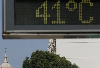 Na Avenida Presidente Vargas, com a igreja da Candelária ao fundo, termômetro registra onda de calor que atinge a cidade