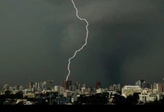 Homem morre após ser atingido por raio dentro de casa, em Castro