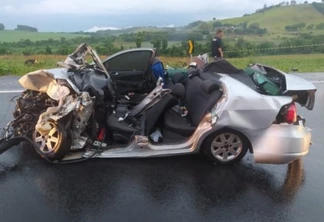 Jovens ficam gravemente feridos depois de acidente envolvendo carro e dois caminhões, em Apucarana