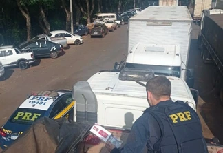 PRF apreende caminhão carregado de cigarros em Guaíra
