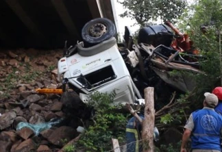 Três pessoas morrem após caminhão cair de ponte na BR 158, no Paraná