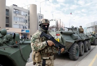 Hungarian army members stand guard as people flee from Ukraine to Hungary, after Russia launched a massive military operation against Ukraine, in Vasarosnameny, Hungary, February 25, 2022. REUTERS/Bernadett Szabo