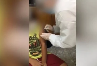 Servidora da saúde "finge" aplicar vacina contra a Covid em criança; veja o vídeo