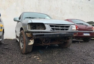 Polícia apreende seis fuzis escondidos em carro sobre plataforma de caminhão guincho no Paraná