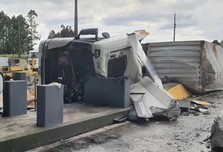 Motorista morre após bater caminhão em mureta de praça de pedágio desativada na BR-277