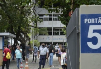 Estudantes chegam para o primeiro dia de prova do Enem 2021.