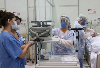 Médicos fazem treinamento no hospital de campanha para tratamento de covid-19 do Complexo Esportivo do Ibirapuera.