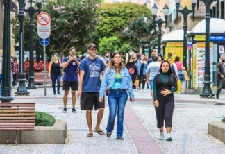 Número de casos de Covid-19 cai 82% entre fevereiro e março no Paraná