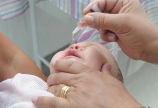 Em uma semana, quase 400 mil crianças já foram vacinadas contra a poliomielite no Paraná. Isto representa 60% do público-alvo da campanha, que neste ano imuniza meninas e meninos menores de cinco anos de idade. A mobilização envolve mais de 2,2 mil unidades de saúde do Estado e segue até sexta-feira (31). 
Foto: Venilton Küchler/SESA