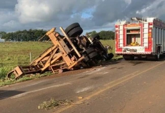 Motorista fica preso às ferragens após caminhão tombar na PR-488 próximo a Diamante do Oeste