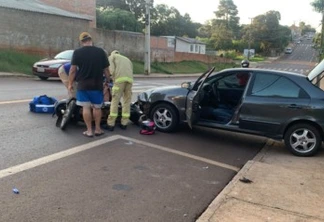 Mulher fica ferida em acidente de trânsito envolvendo carro e moto na Rua Ipanema