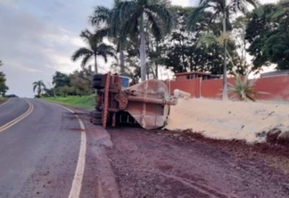 Roda trava e caminhão tomba na 'curva do cemitério' em Santa Helena